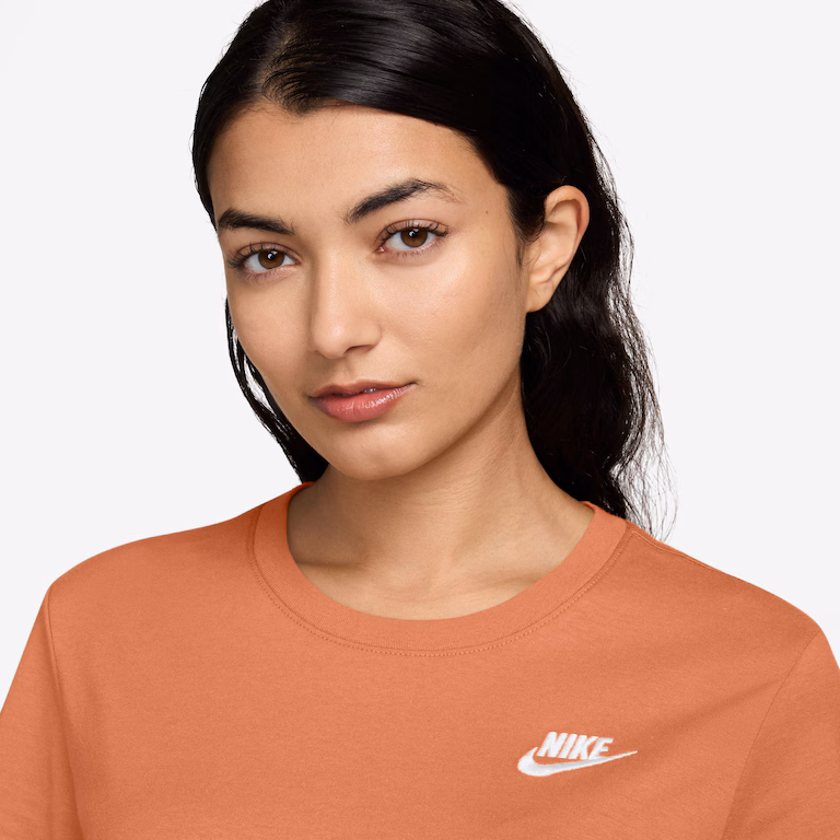 Camiseta Nike Sportswear Club Essentials Feminina